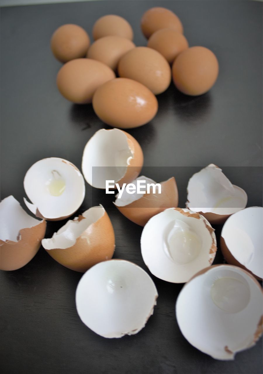 HIGH ANGLE VIEW OF EGGS IN CONTAINER