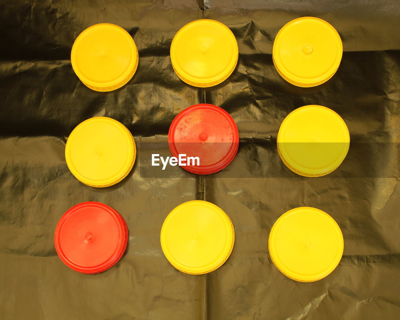 HIGH ANGLE VIEW OF MULTI COLORED GLASSES