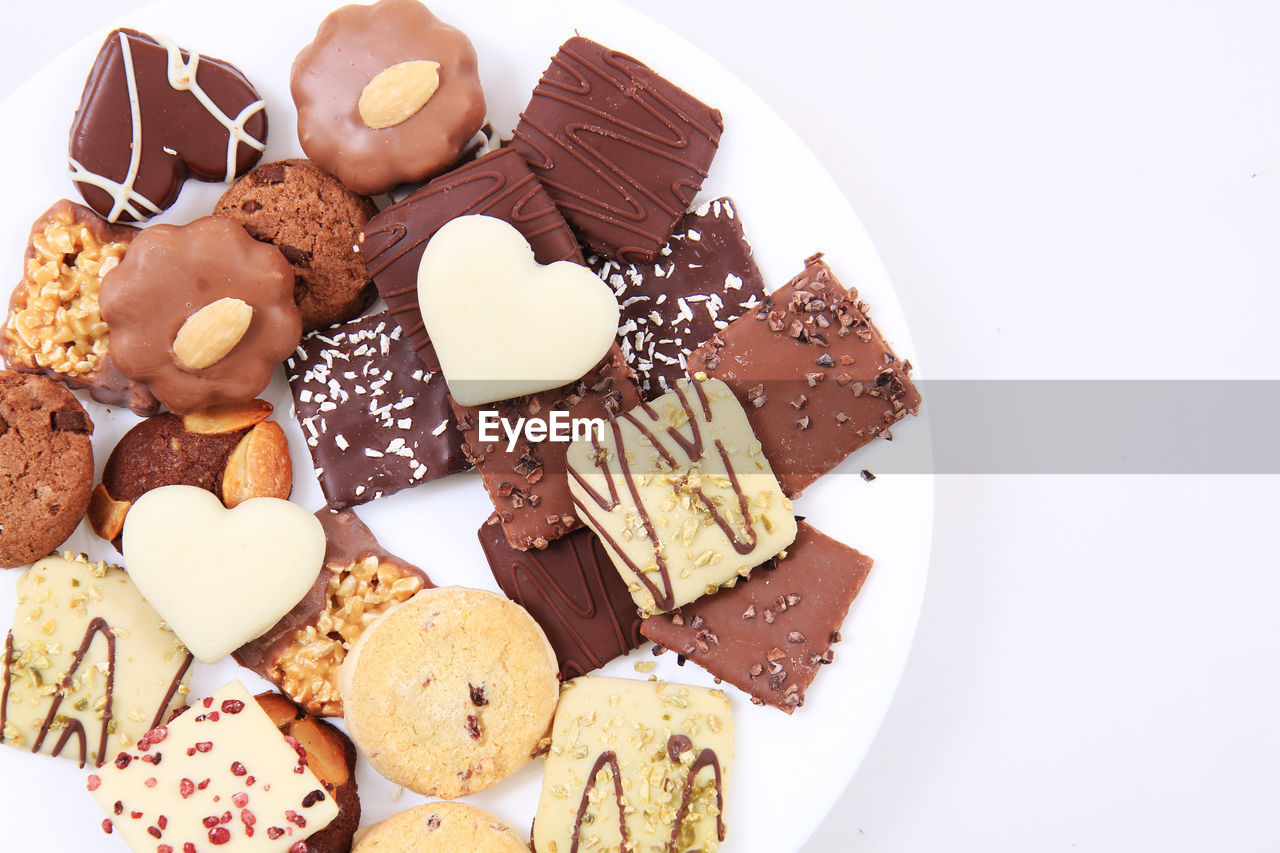 HIGH ANGLE VIEW OF CHOCOLATE COOKIES