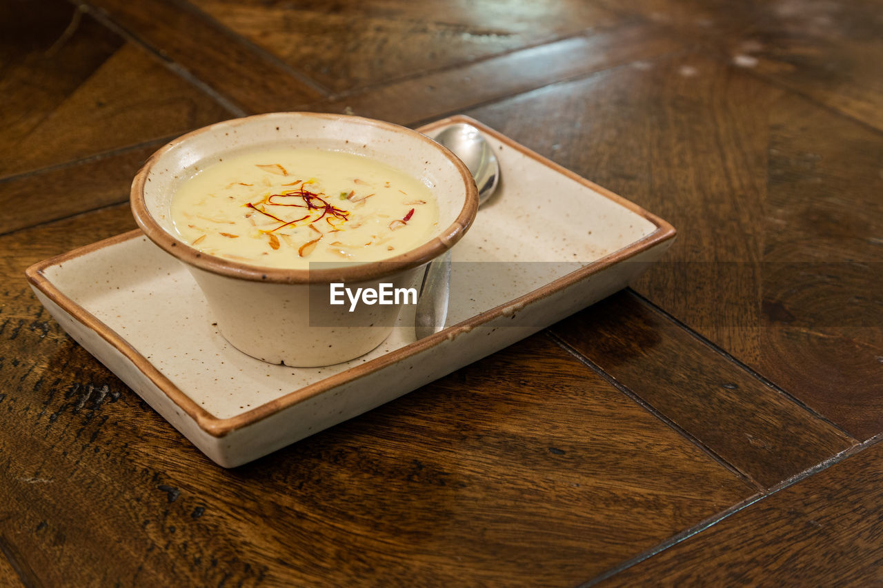 HIGH ANGLE VIEW OF COFFEE IN CUP ON TABLE