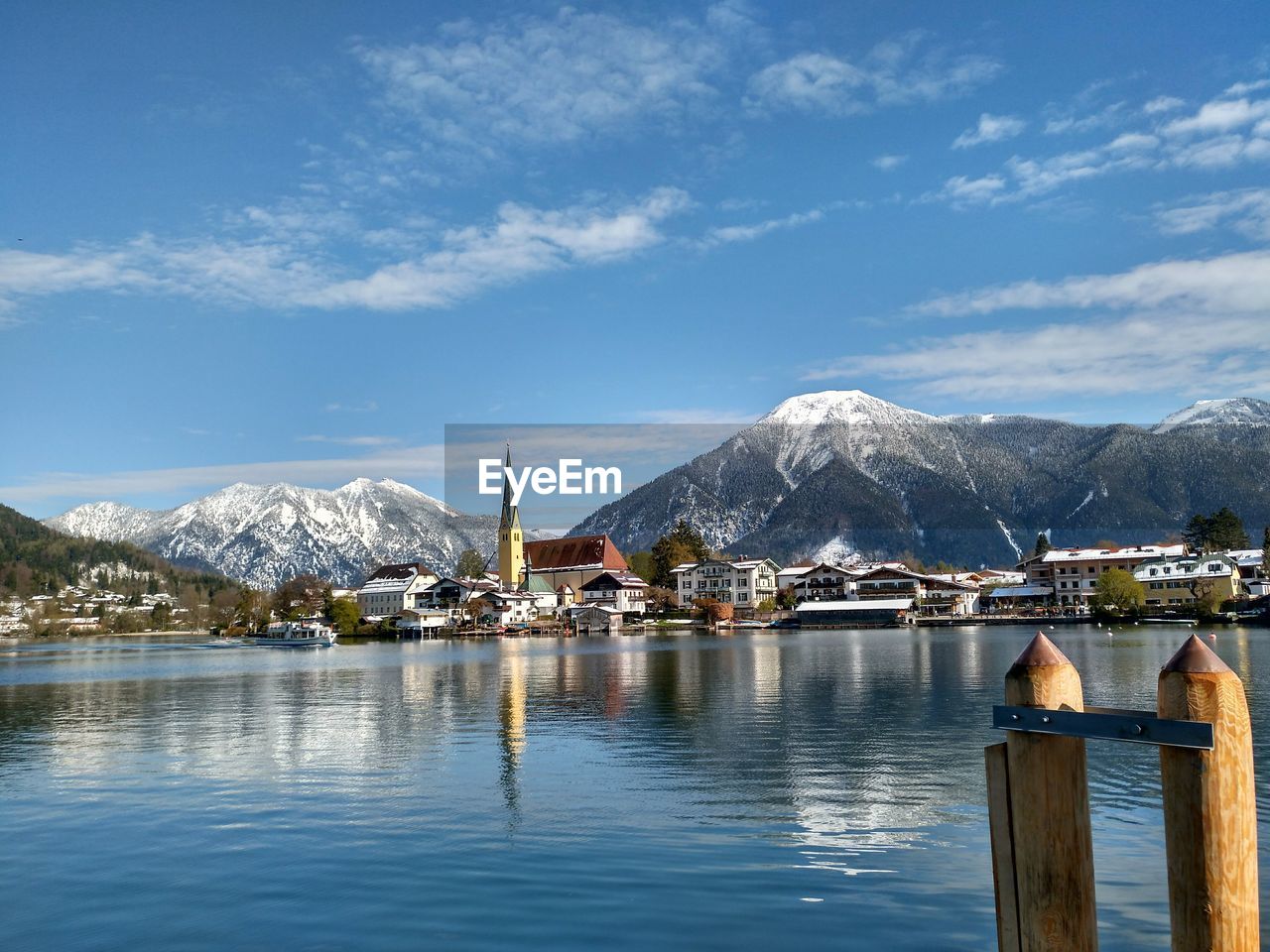 LAKE BY SNOWCAPPED MOUNTAINS AGAINST SKY