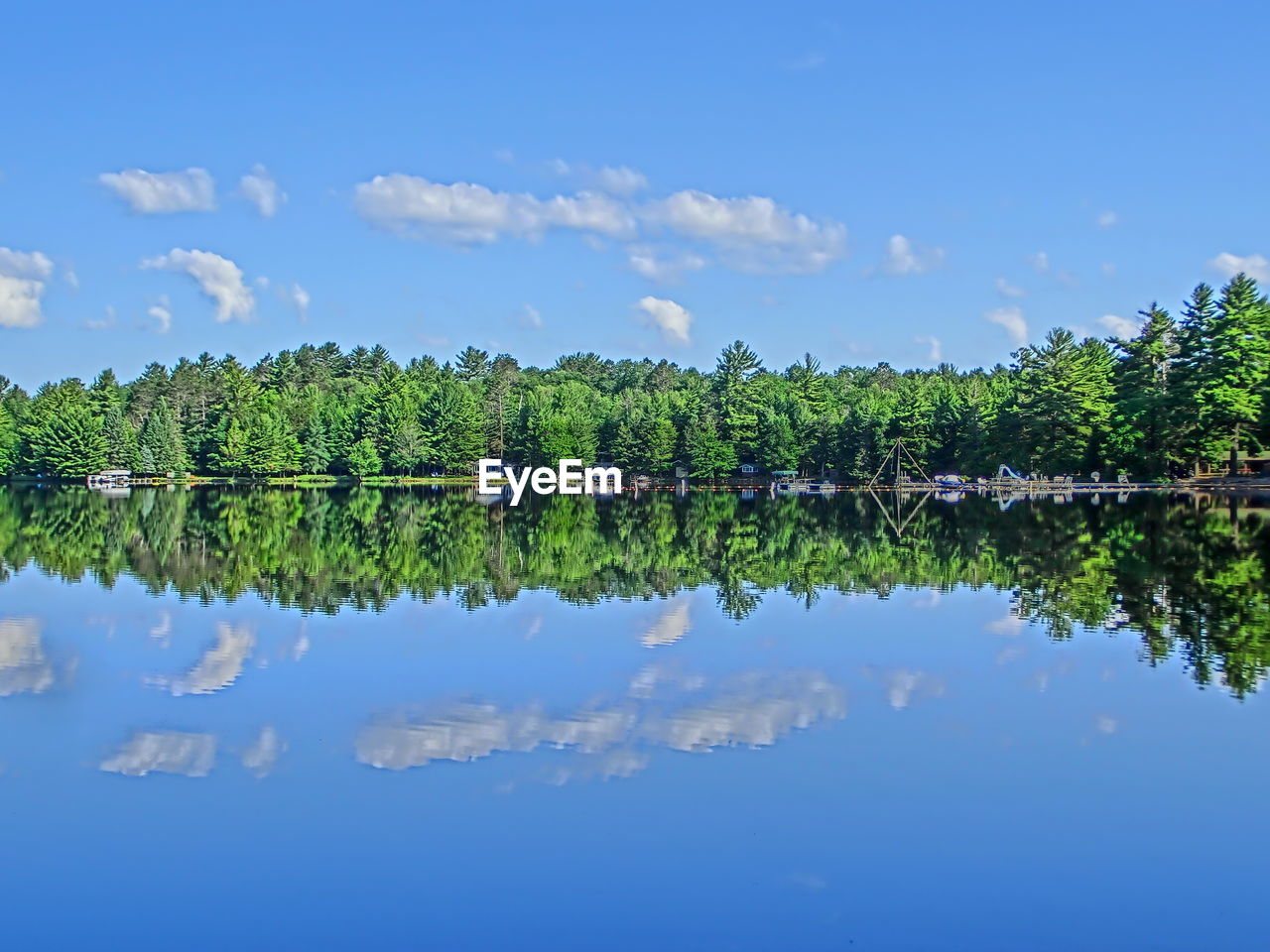 IDYLLIC VIEW OF LAKE AGAINST SKY