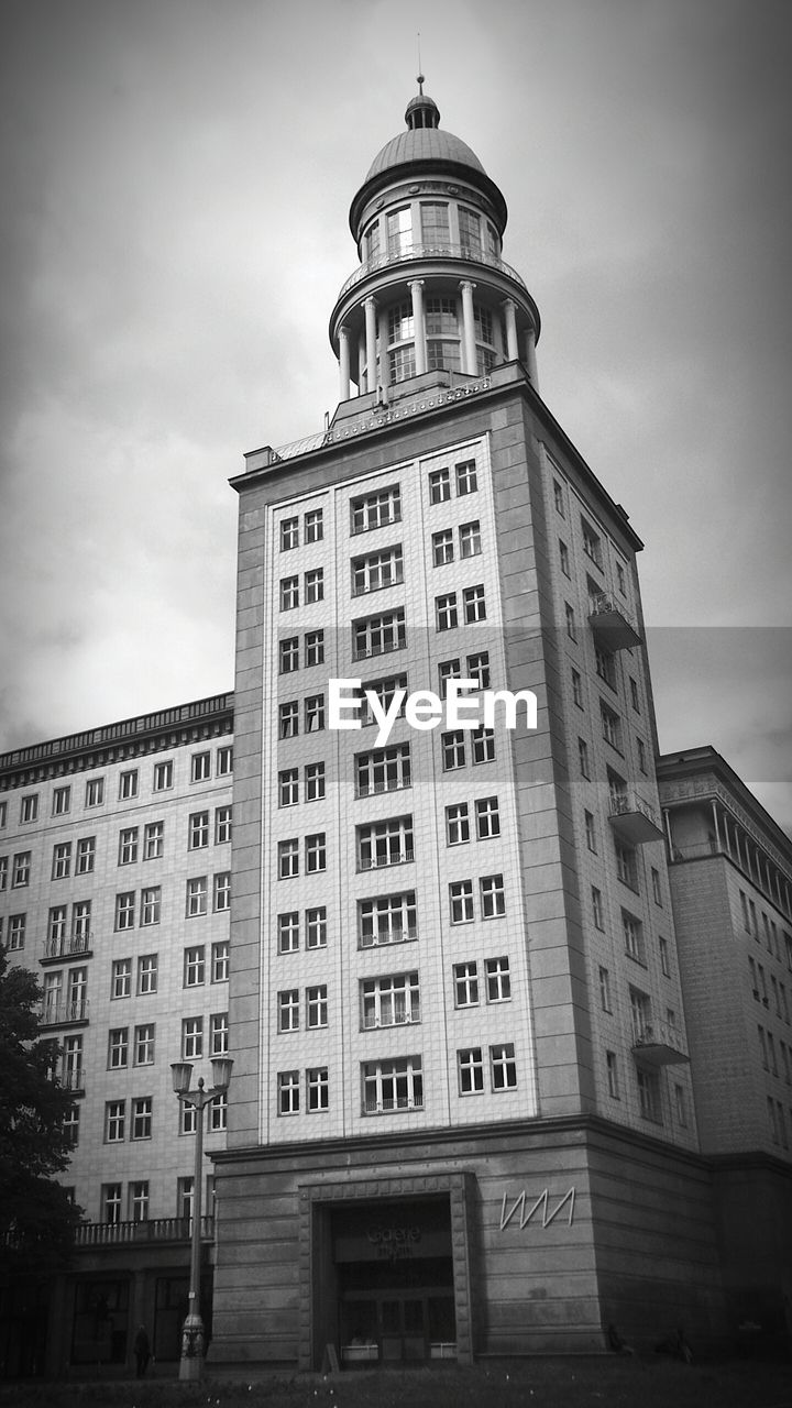 LOW ANGLE VIEW OF BUILDING AGAINST CLOUDY SKY