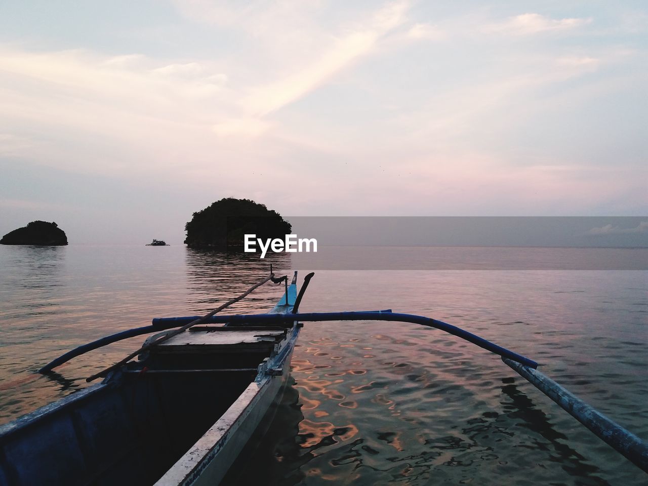 BOAT SAILING ON SEA AGAINST SKY