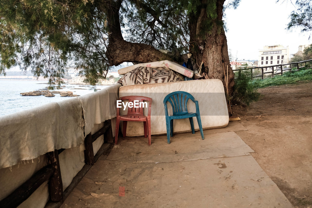 VIEW OF EMPTY BENCH IN THE PARK