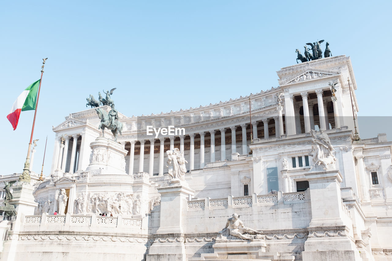 LOW ANGLE VIEW OF STATUE OF HISTORICAL BUILDING