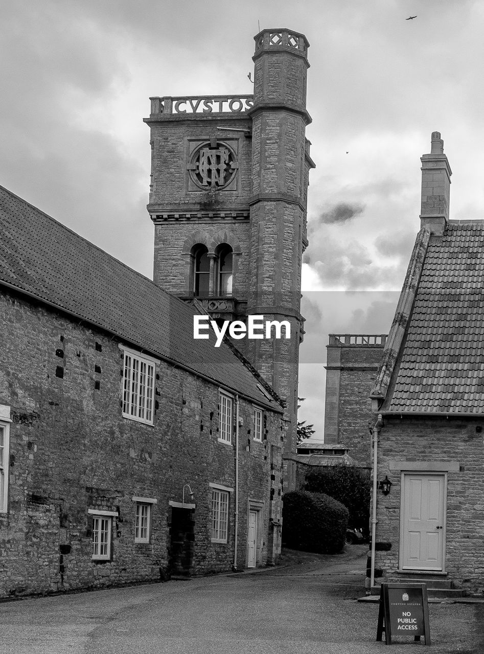 LOW ANGLE VIEW OF OLD BUILDINGS AGAINST SKY