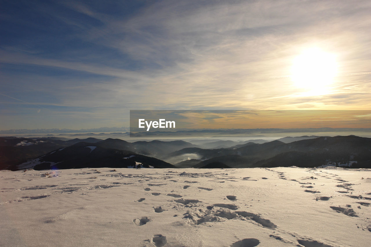 SCENIC VIEW OF SNOW COVERED MOUNTAINS AGAINST SKY DURING SUNSET