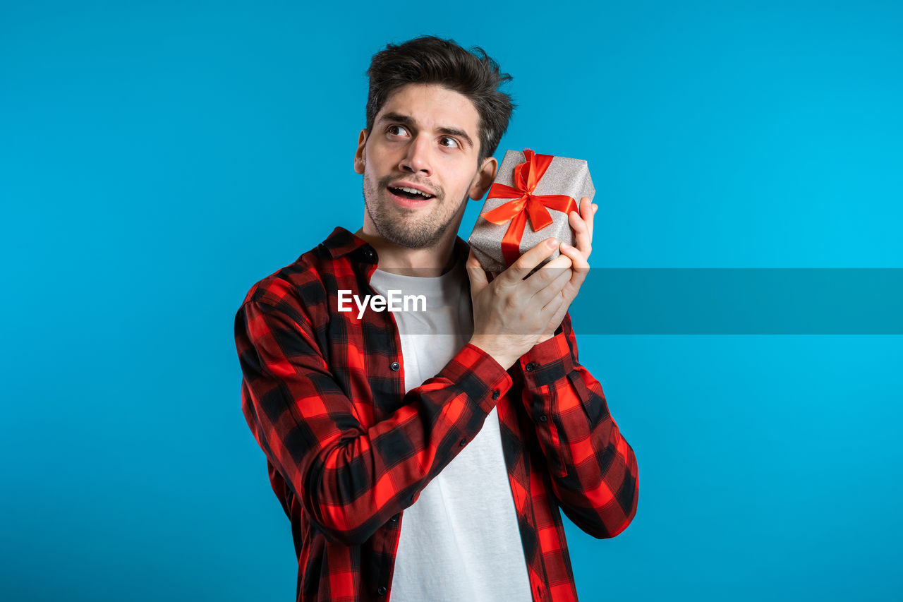 PORTRAIT OF A SMILING YOUNG MAN