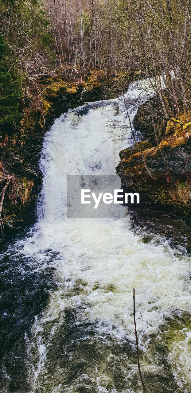 SCENIC VIEW OF RIVER STREAM FLOWING THROUGH ROCKS