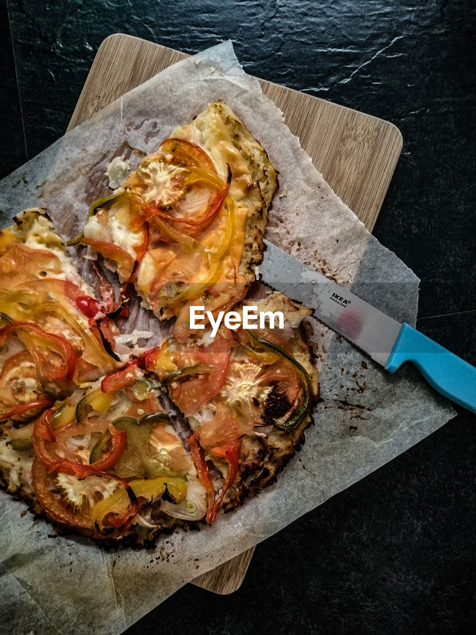 CLOSE-UP OF FOOD ON CUTTING BOARD