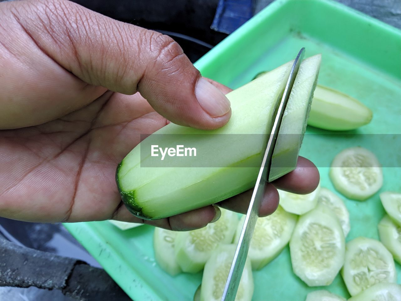 HIGH ANGLE VIEW OF PERSON HAND HOLDING VEGETABLES