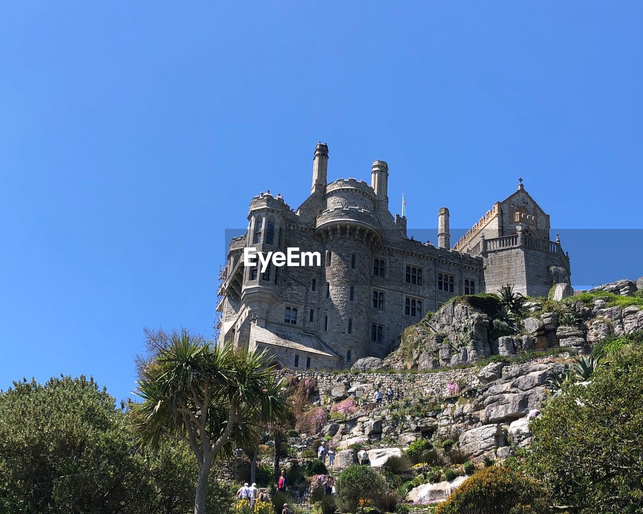 LOW ANGLE VIEW OF BUILDING AGAINST CLEAR BLUE SKY