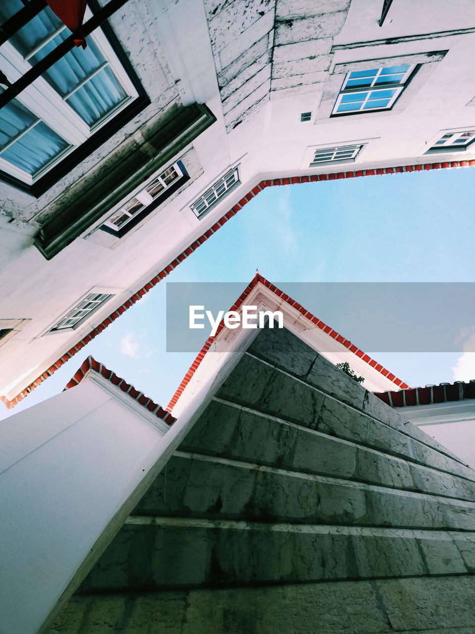 LOW ANGLE VIEW OF BUILDINGS AGAINST SKY