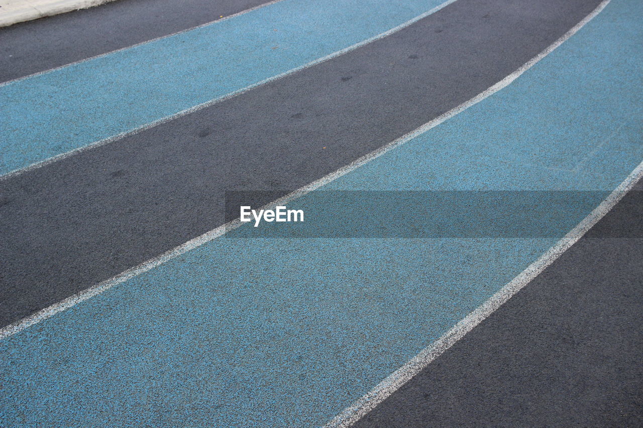 Two-color running track on the gasibu field