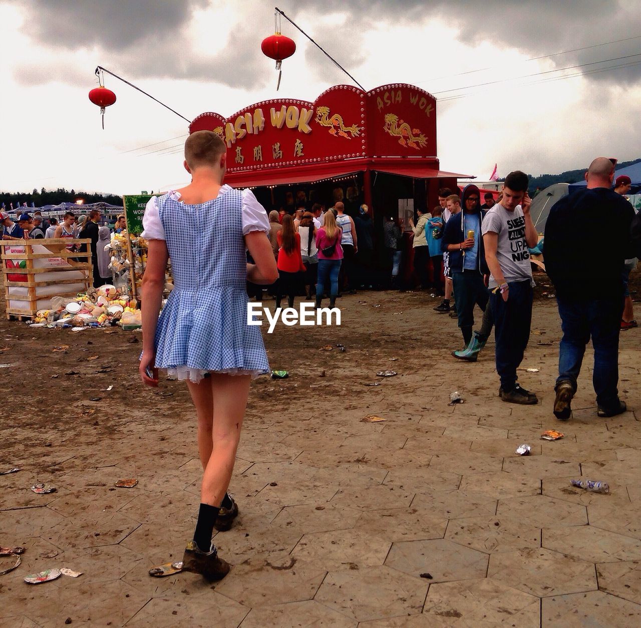 FULL LENGTH OF YOUNG WOMAN STANDING AGAINST SKY