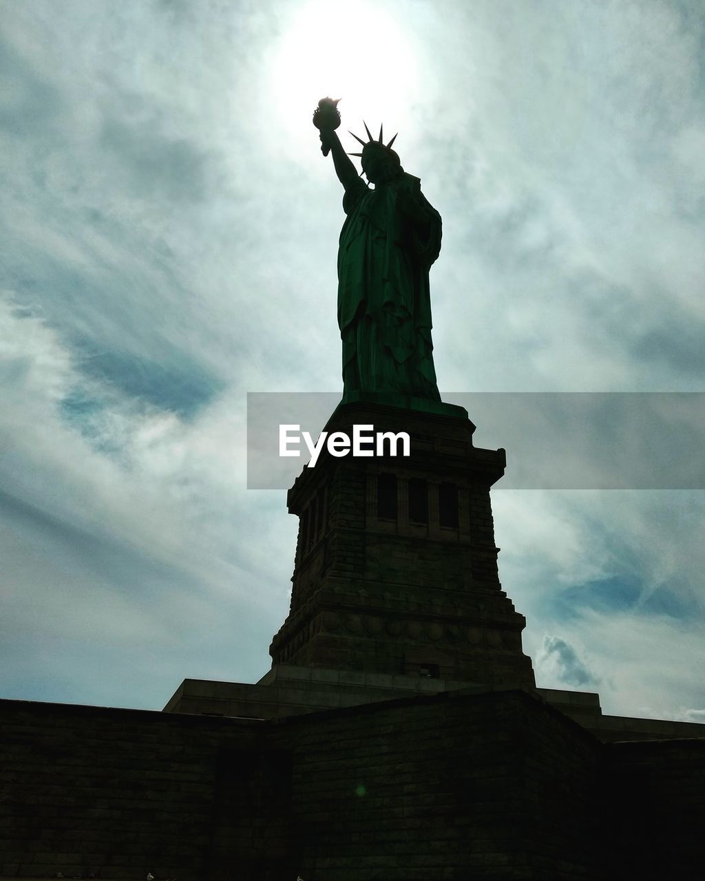 LOW ANGLE VIEW OF STATUE OF A MONUMENT