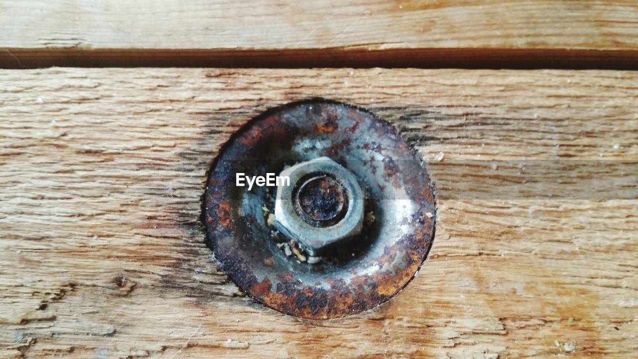 DIRECTLY ABOVE SHOT OF BREAD ON WOODEN TABLE