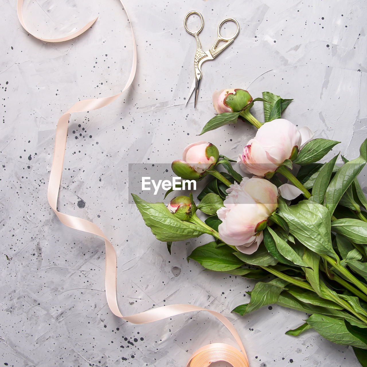 HIGH ANGLE VIEW OF ROSE BOUQUET ON TABLE