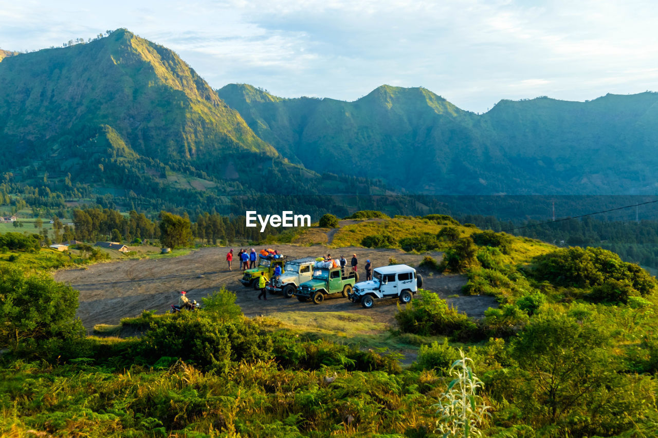 HIGH ANGLE VIEW OF LANDSCAPE AGAINST MOUNTAINS