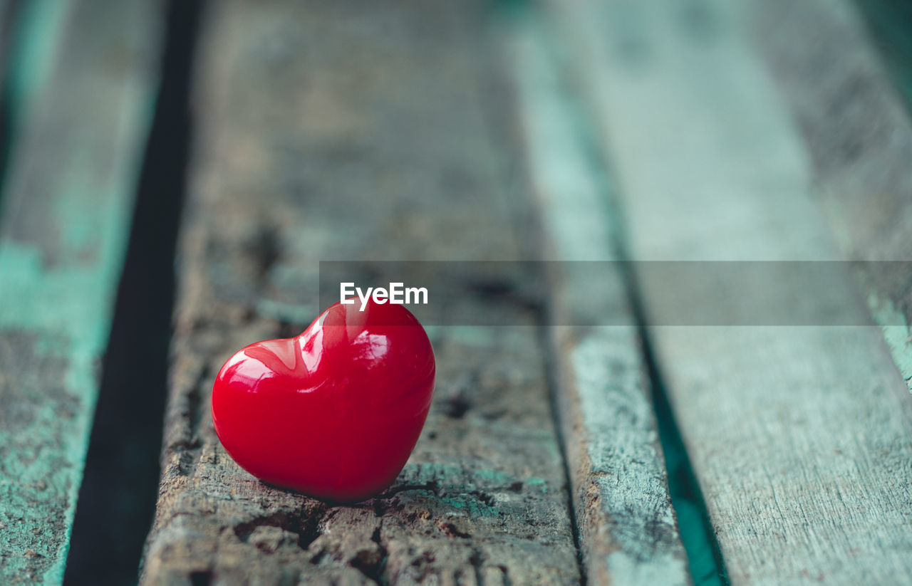 CLOSE-UP OF RED HEART SHAPE ON TABLE