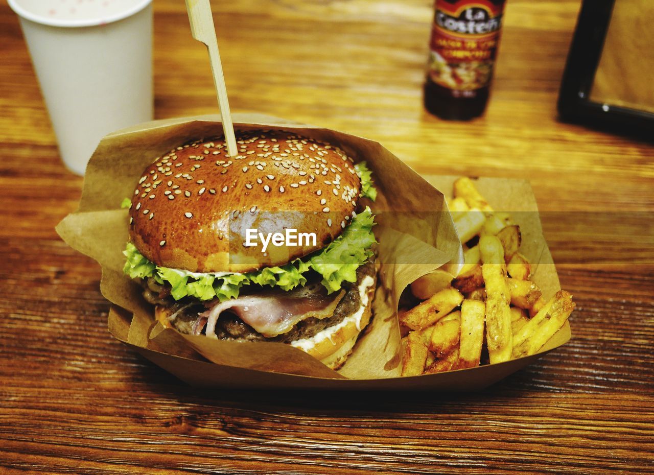CLOSE-UP OF BURGER