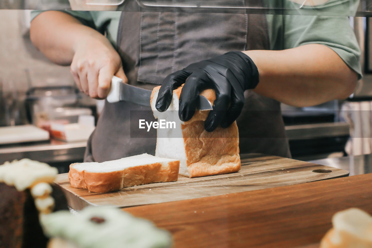 MIDSECTION OF PERSON PREPARING FOOD