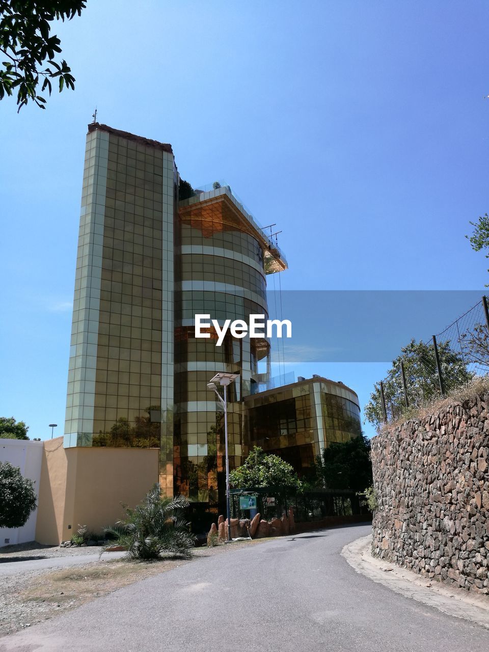 LOW ANGLE VIEW OF BUILDINGS AGAINST BLUE SKY