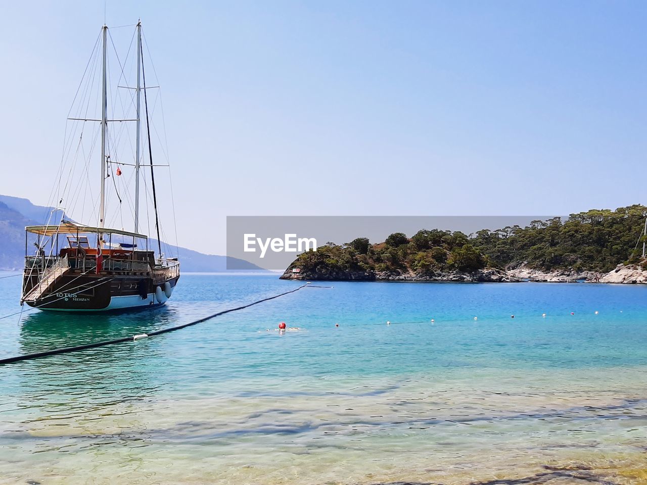 SAILBOAT SAILING ON SEA AGAINST CLEAR BLUE SKY