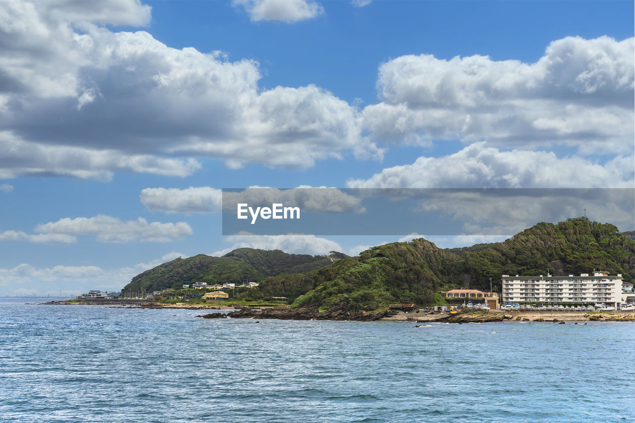 SCENIC VIEW OF SEA AND MOUNTAINS AGAINST SKY