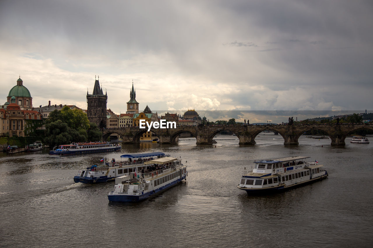 VIEW OF CITY AT WATERFRONT