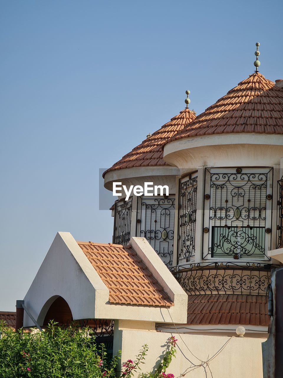 LOW ANGLE VIEW OF TRADITIONAL BUILDING AGAINST CLEAR SKY