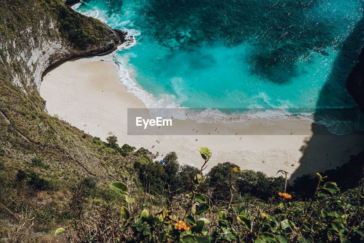 HIGH ANGLE VIEW OF SEA WAVES