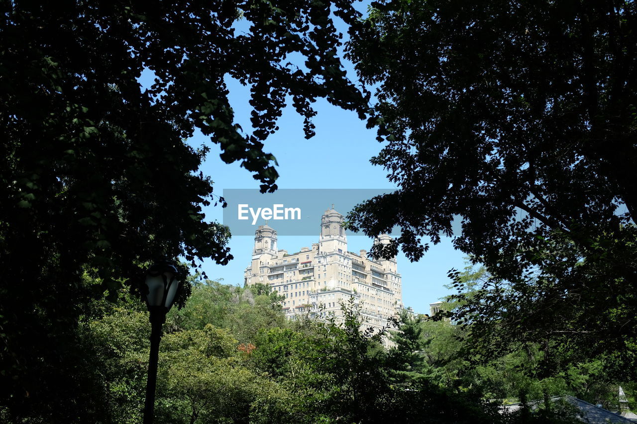 LOW ANGLE VIEW OF HISTORIC BUILDING AGAINST CLEAR SKY