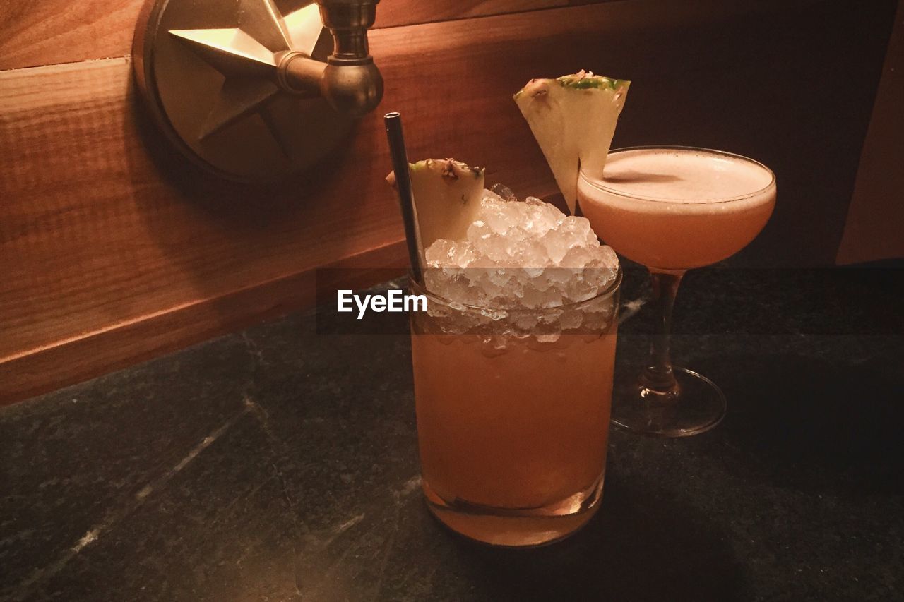 HIGH ANGLE VIEW OF DRINK IN GLASS