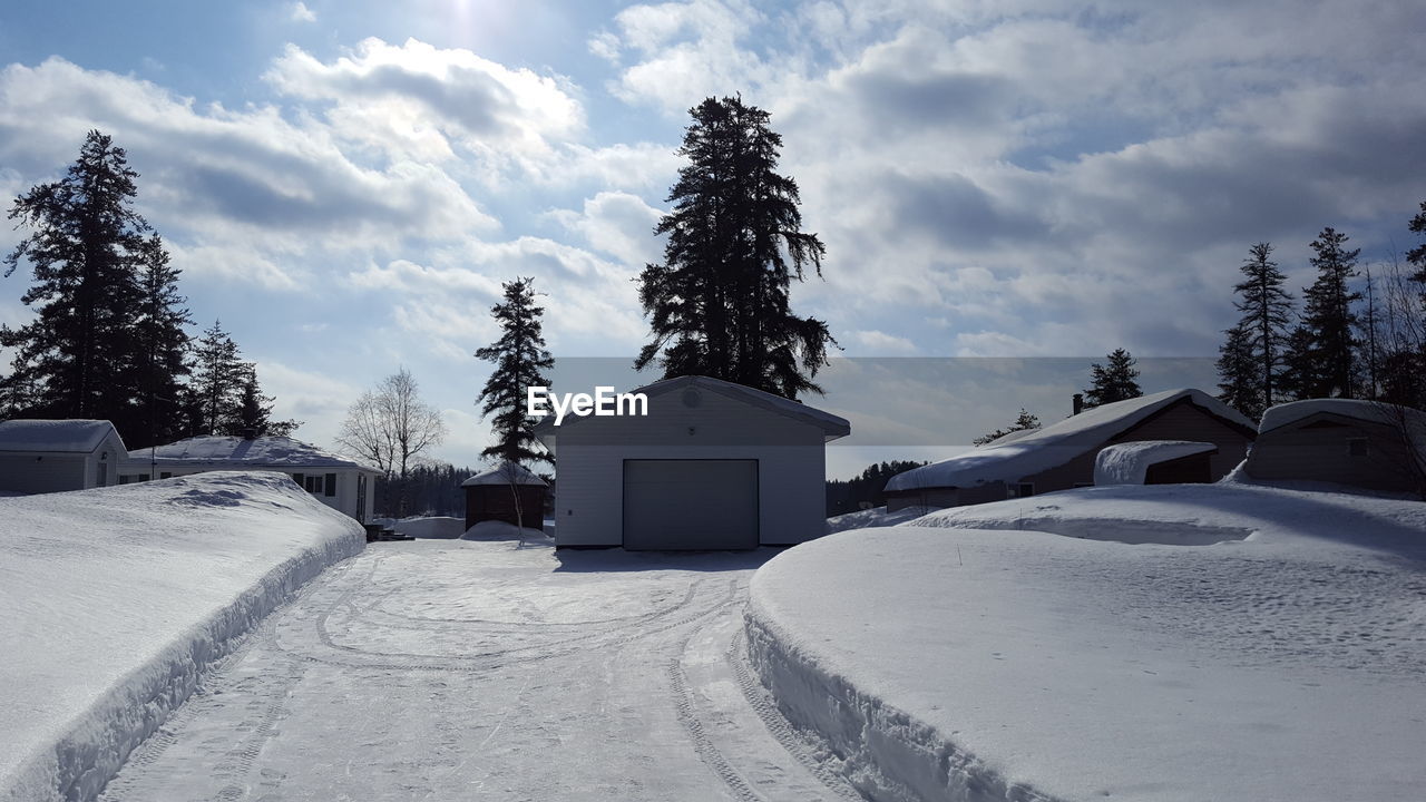 BUILT STRUCTURE ON SNOW COVERED LAND AGAINST SKY