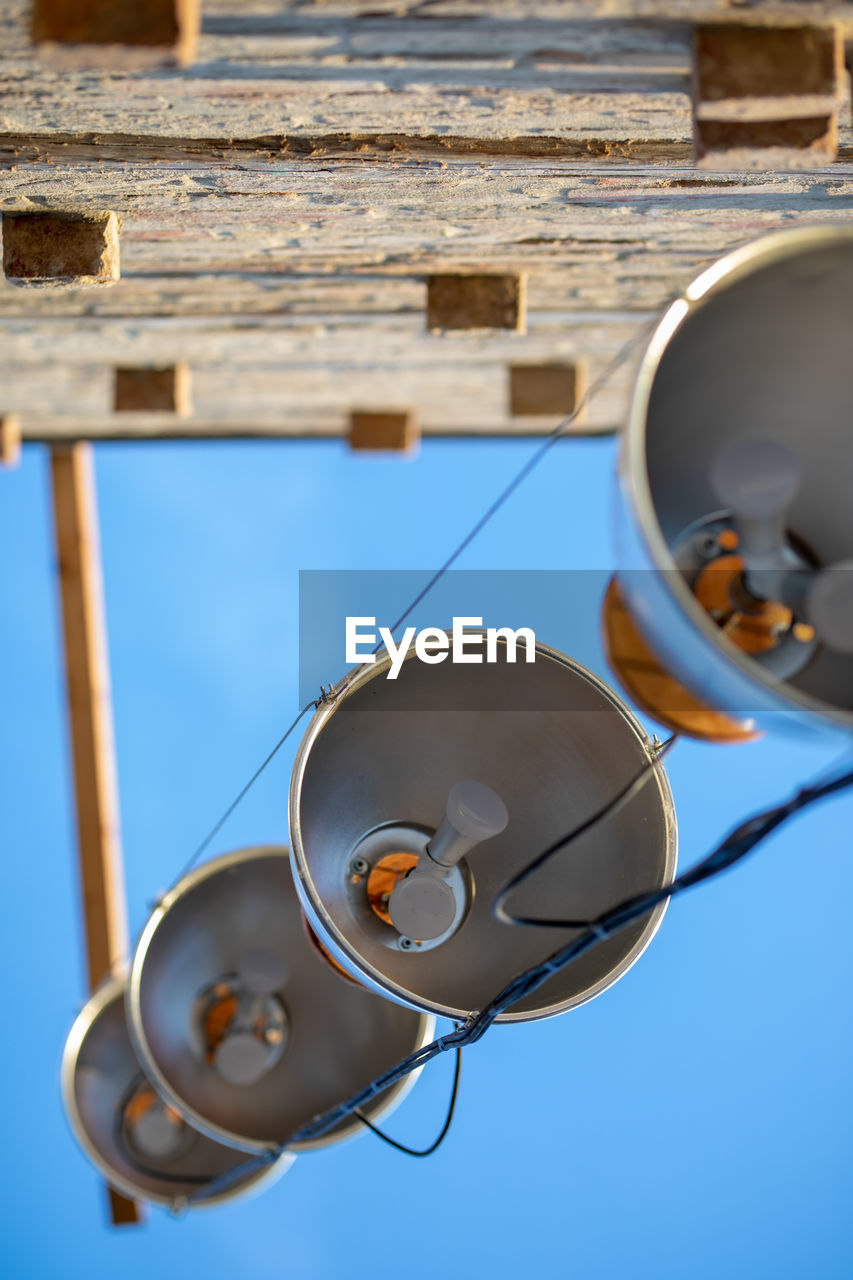 LOW ANGLE VIEW OF LAMP POST AGAINST METAL