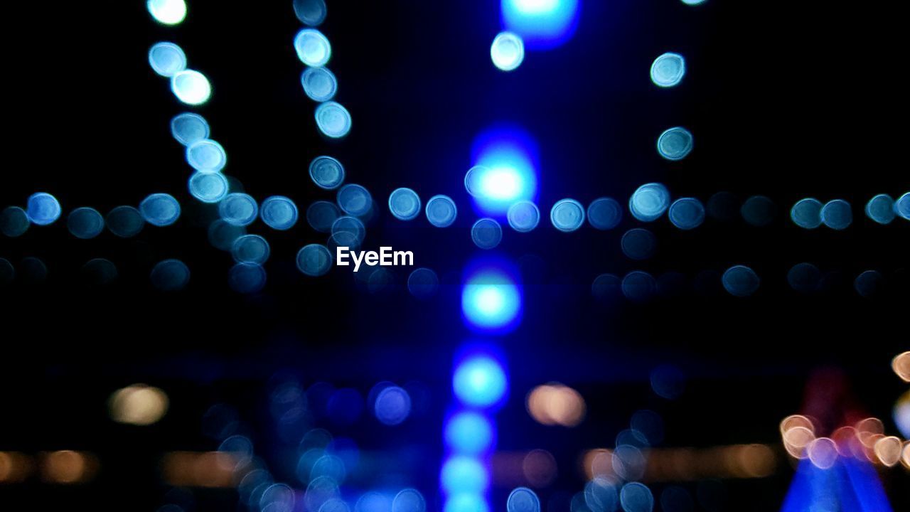 DEFOCUSED IMAGE OF ILLUMINATED LIGHTS