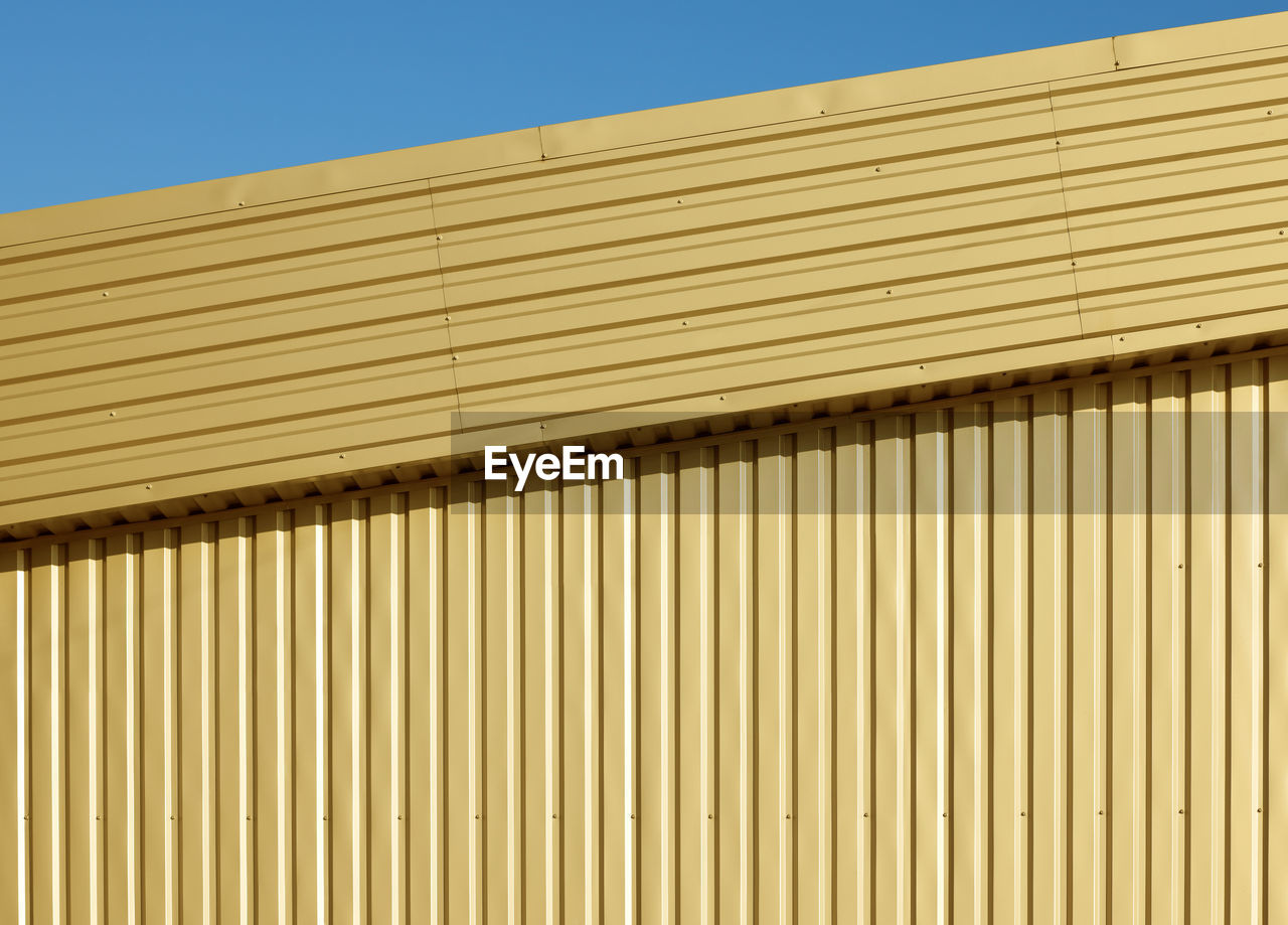 LOW ANGLE VIEW OF BUILDING AGAINST SKY DURING SUNNY DAY