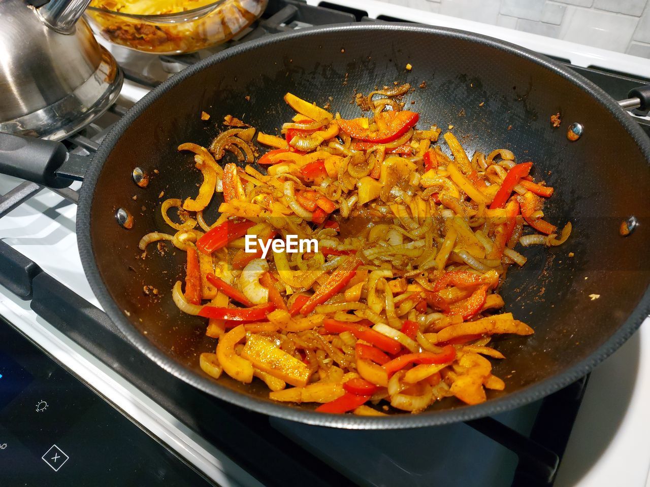 HIGH ANGLE VIEW OF FOOD IN PLATE