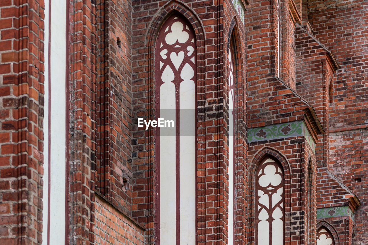 LOW ANGLE VIEW OF CROSS ON BUILDING