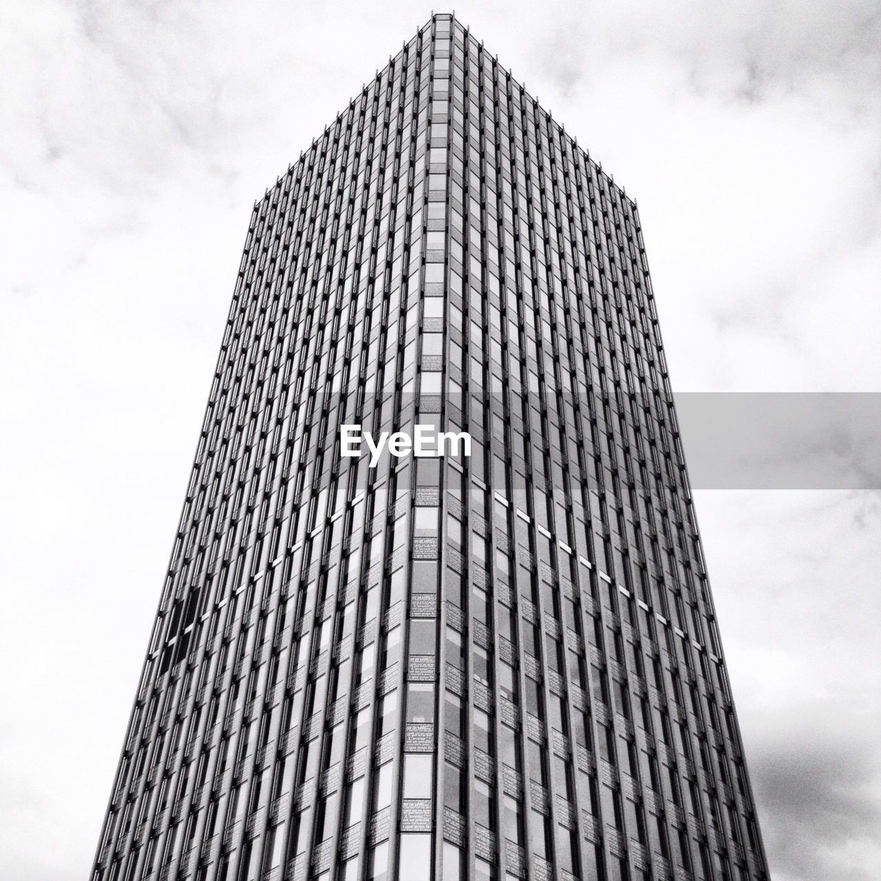 LOW ANGLE VIEW OF MODERN OFFICE BUILDING