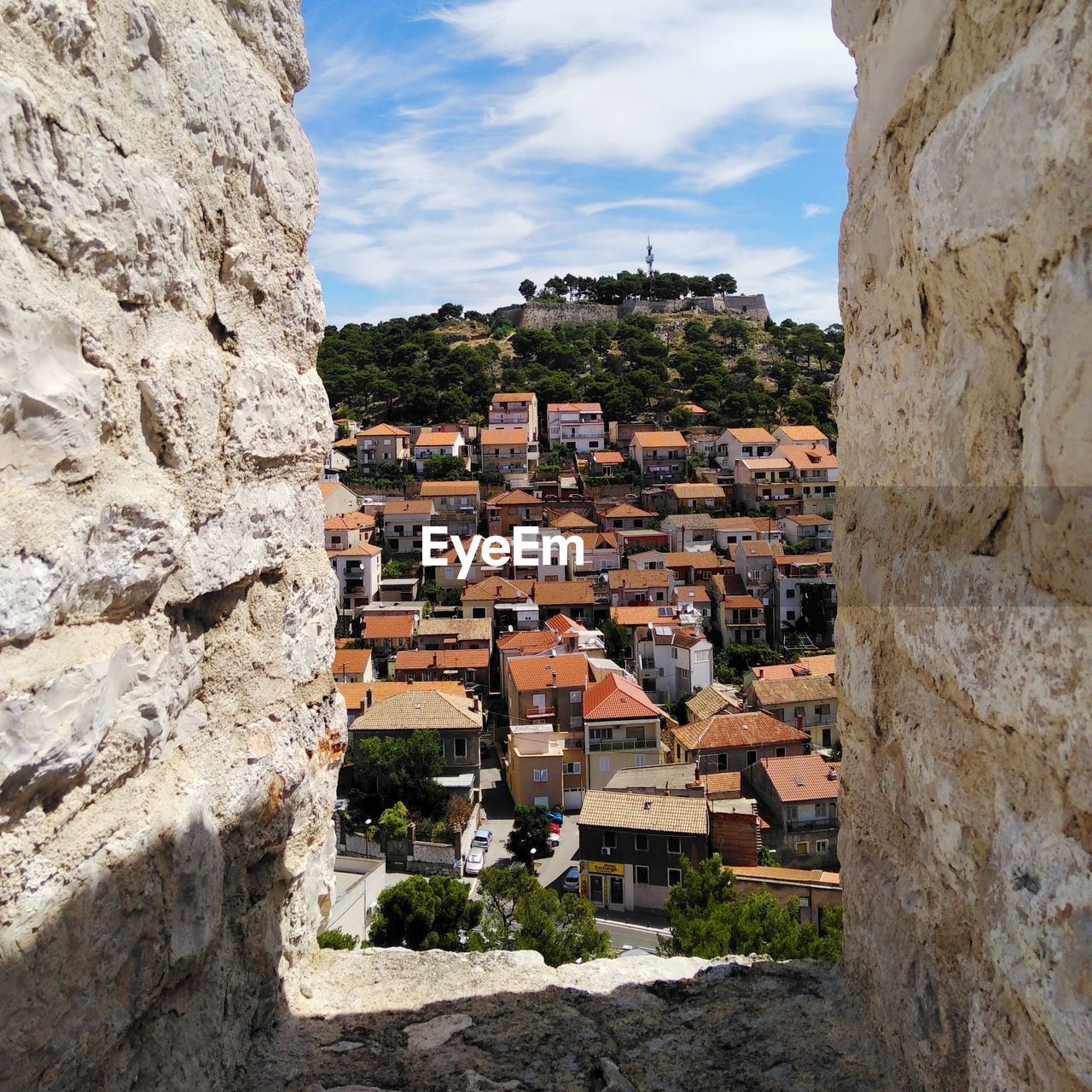 HIGH ANGLE VIEW OF BUILDINGS IN TOWN