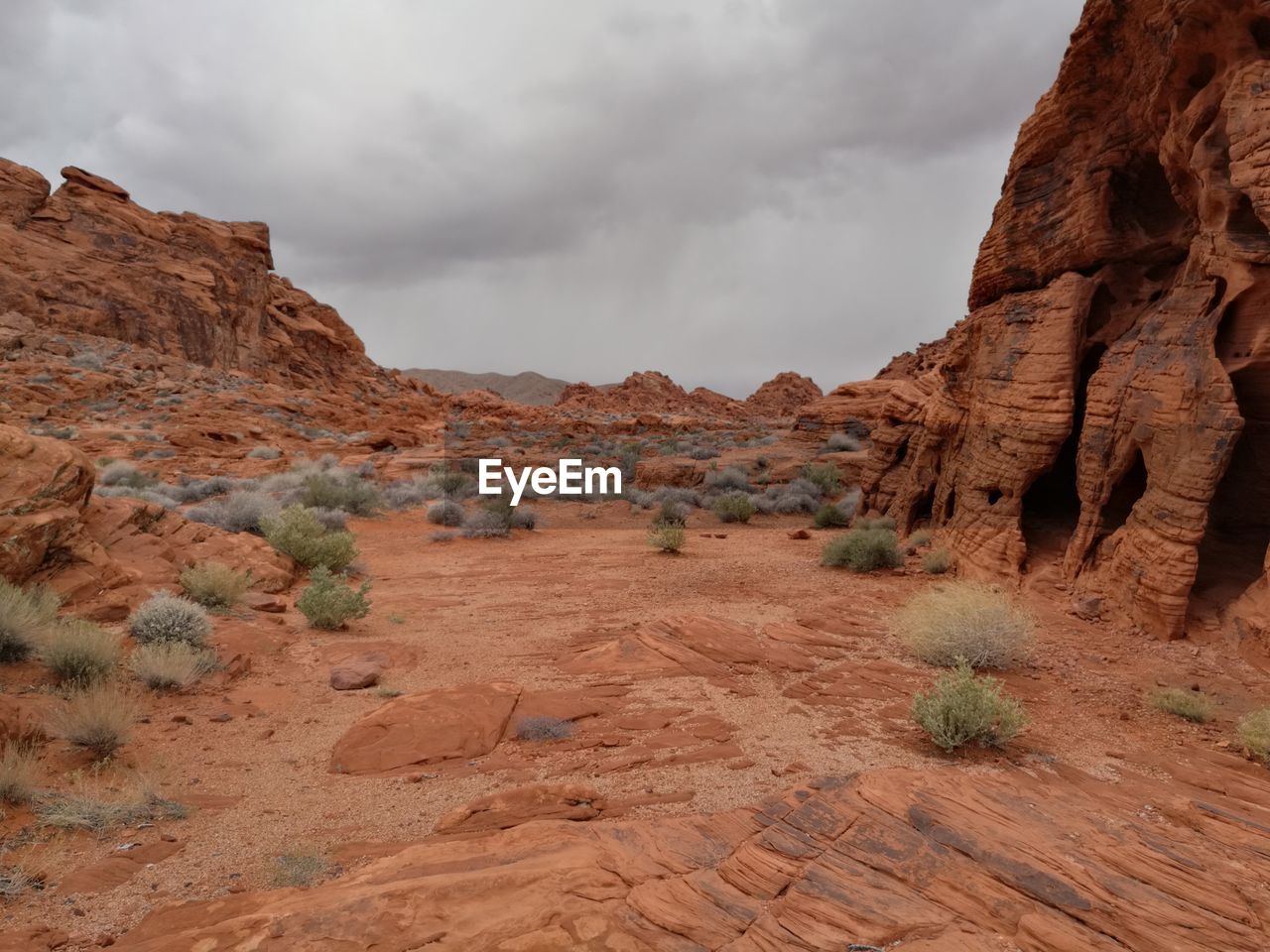 SCENIC VIEW OF ROCKY MOUNTAINS AGAINST CLOUDY SKY