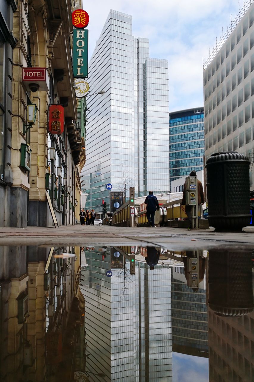 MODERN SKYSCRAPERS IN CITY