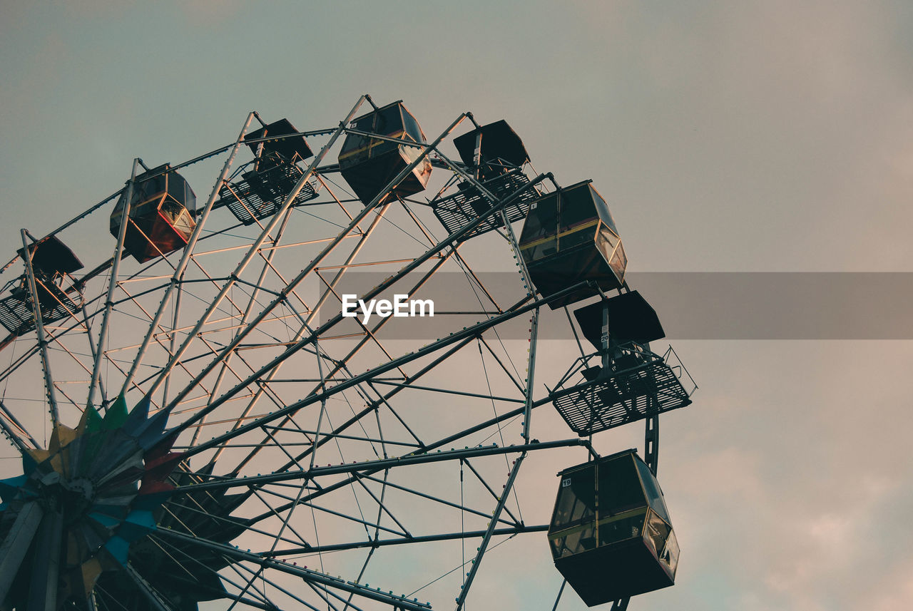 LOW ANGLE VIEW OF WHEEL AGAINST SKY