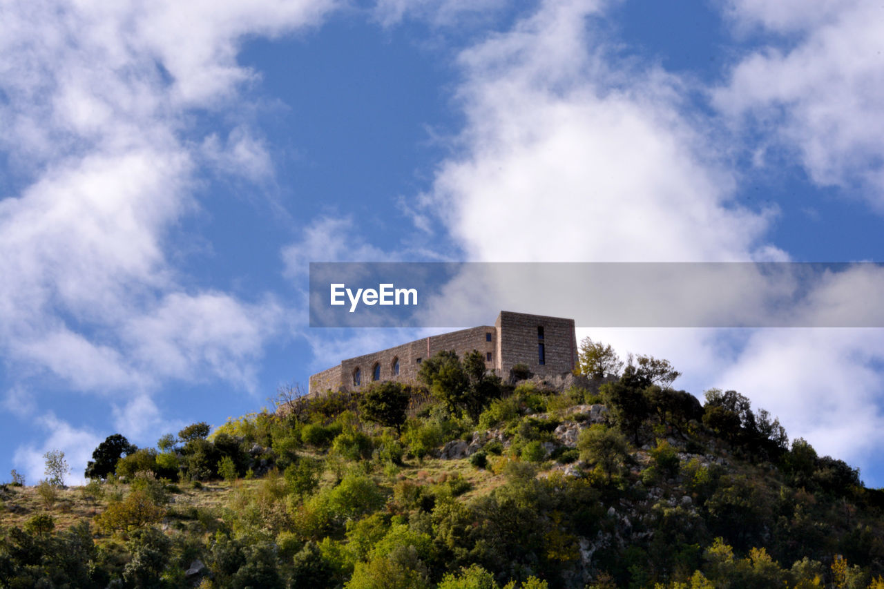 LOW ANGLE VIEW OF HISTORICAL BUILDING AGAINST SKY