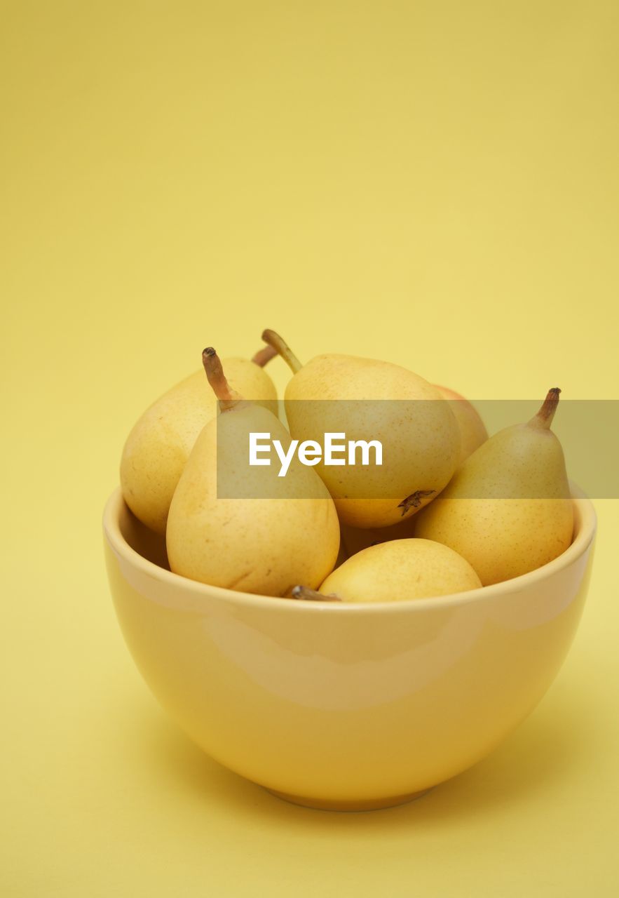 CLOSE-UP OF ORANGES IN BOWL