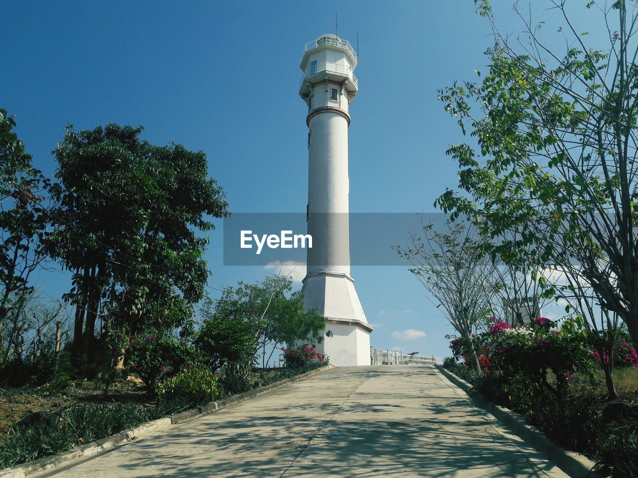 LOW ANGLE VIEW OF A MONUMENT