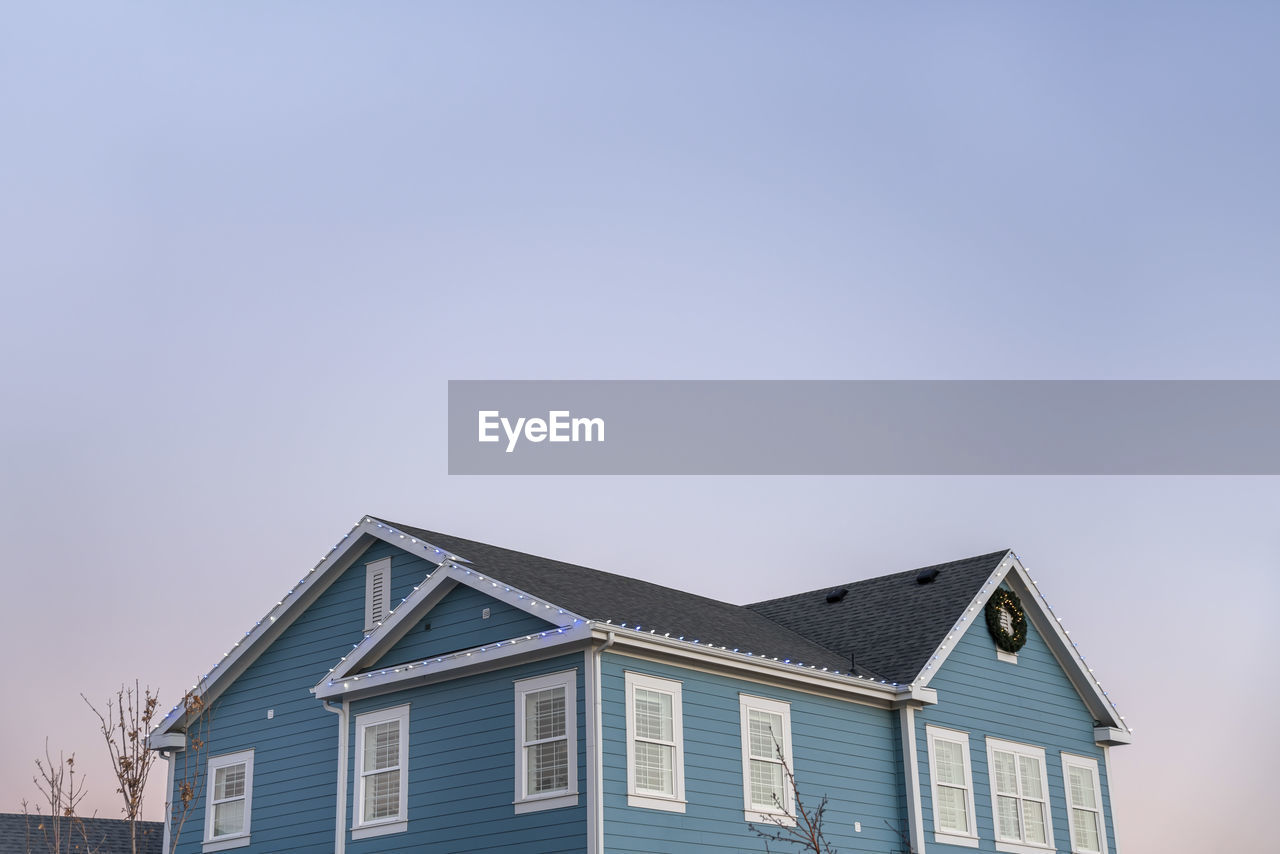 LOW ANGLE VIEW OF HOUSE AGAINST SKY